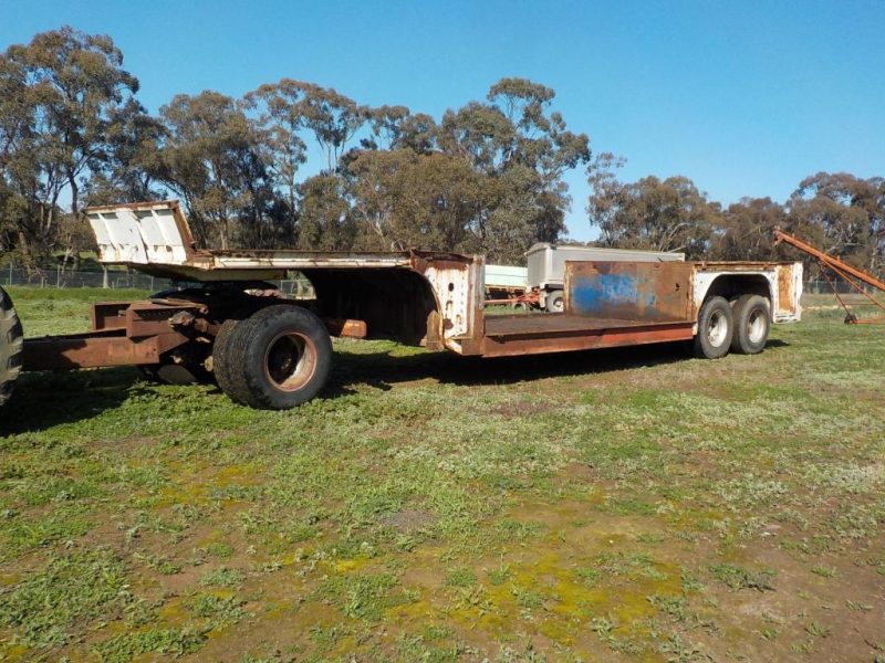 Farm Trailer for carrying an excavator (JJ00910)